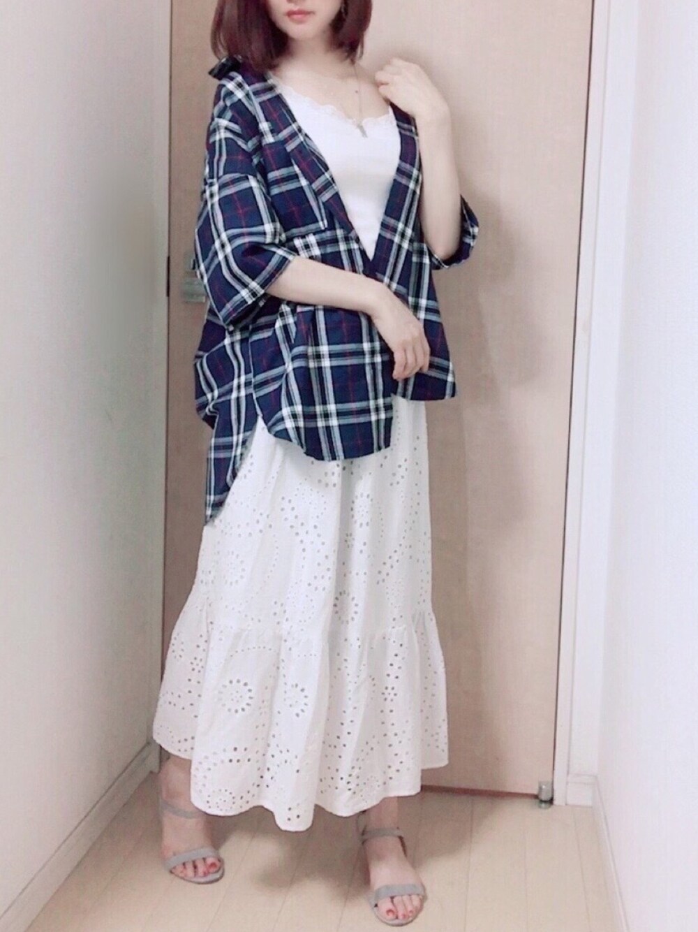 「シャツ好き集まれ、チェックシャツ、オーバーサイズ、オーバーサイズシャツ、シャツスタイル、レーススカート、大人ガーリー、オトナカジュアル、フェミニン」｜「GUのアイテム（タンクトップ、ホワイト系）」を使った、Yukko.☃︎さん（レディース・160cm）の夏コーディネートの1枚目の写真