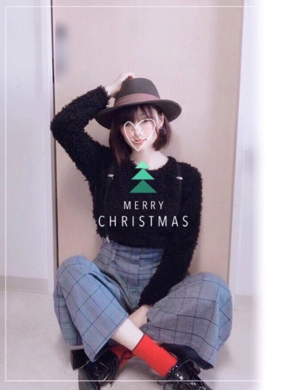 「メンズライク、ハット、サスペンダー、ボア、チェックパンツ、大人カジュアル、お洒落さんとつながりたい、クリスマス、dholic」｜「DHOLICのツイストリボンフェドラハット（ハット、グリーン系）」を使った、Yukko.☃︎さん（レディース・160cm）の冬コーディネートの1枚目の写真