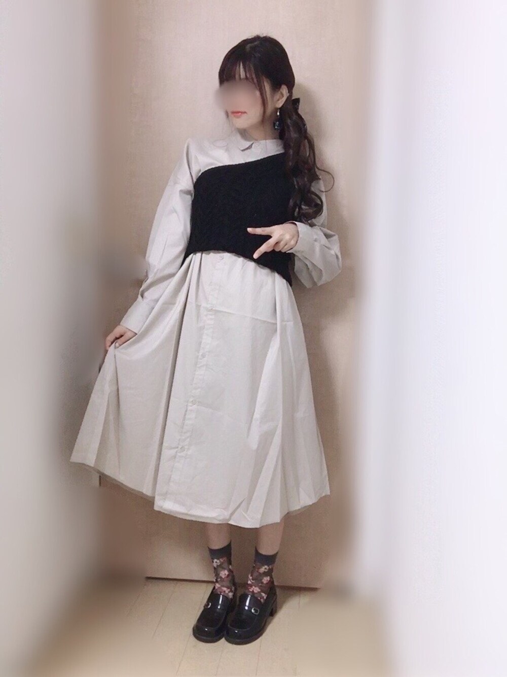 「ラブアンドピース2020、シャツワンピ、Aラインワンピース、ビスチェ、ローファー、大人ガーリー、おしゃれさんと繋がりたい」｜「GUのアイテム（シャツワンピース、ベージュ系）」を使った、Yukko.☃︎さん（レディース・160cm）の秋コーディネートの1枚目の写真