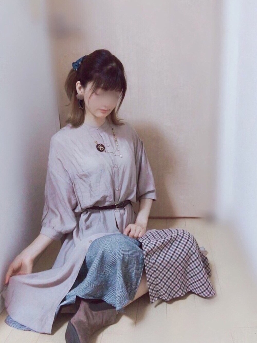 「ワントーンコーデ、ロングシャツ、バンドカラーシャツ、チェックスカート、ショートブーツ、大人ガーリー、おしゃれさんと繋がりたい」｜「しまむらのアイテム（アンサンブル、その他）」を使った、Yukko.☃︎さん（レディース・160cm）の秋コーディネートの1枚目の写真