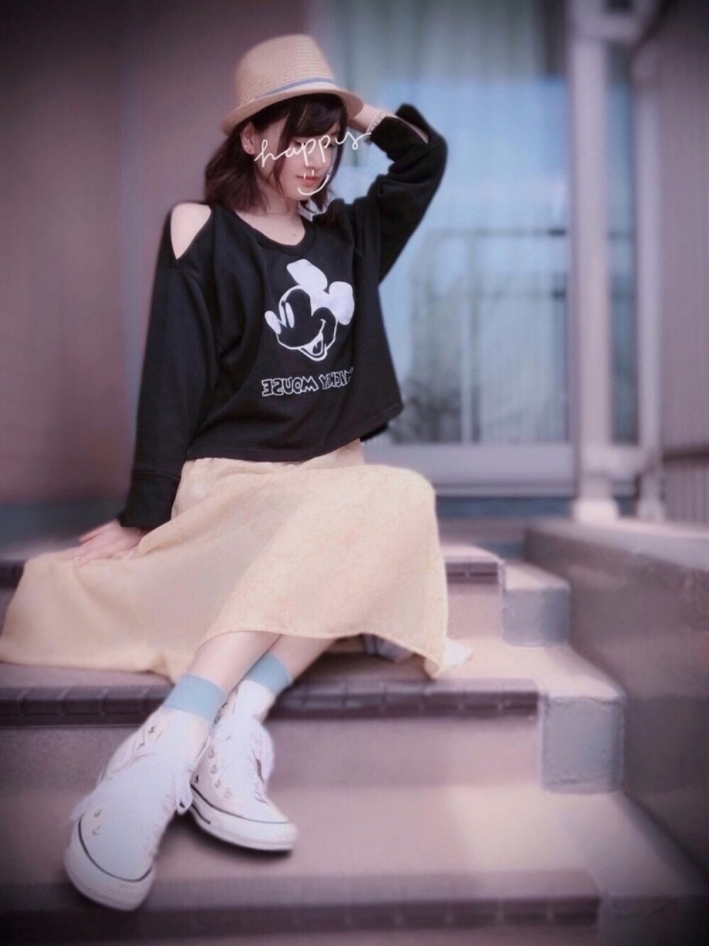 「ミッキー、ミッキーT、イエロースカート、ペイズリー柄、デニムジャケット、ディズニーコーデ、おしゃれさんと繋がりたい、休日スタイル、コンバース、ストローハット」｜「TDR♥️のアイテム（Tシャツ/カットソー、ブラック系）」を使った、Yukko.☃︎さん（レディース・160cm）の春コーディネートの1枚目の写真
