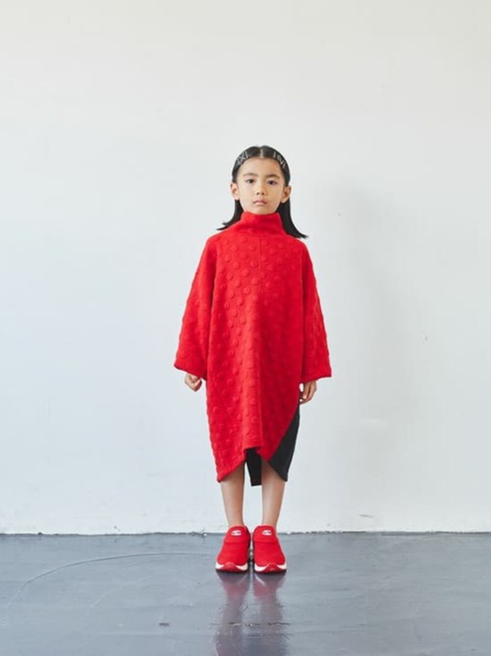 「ビッグシルエット、モノトーン、キッズコーデ、モード、冬、きれいめカジュアル、親子コーデ、秋、リンクコーデ、シミラールック」｜「garcon la raisonのビッグワンピース（ドレス、レッド系）」を使った、garcon la raisonさん（キッズ・111cm）の秋コーディネートの1枚目の写真