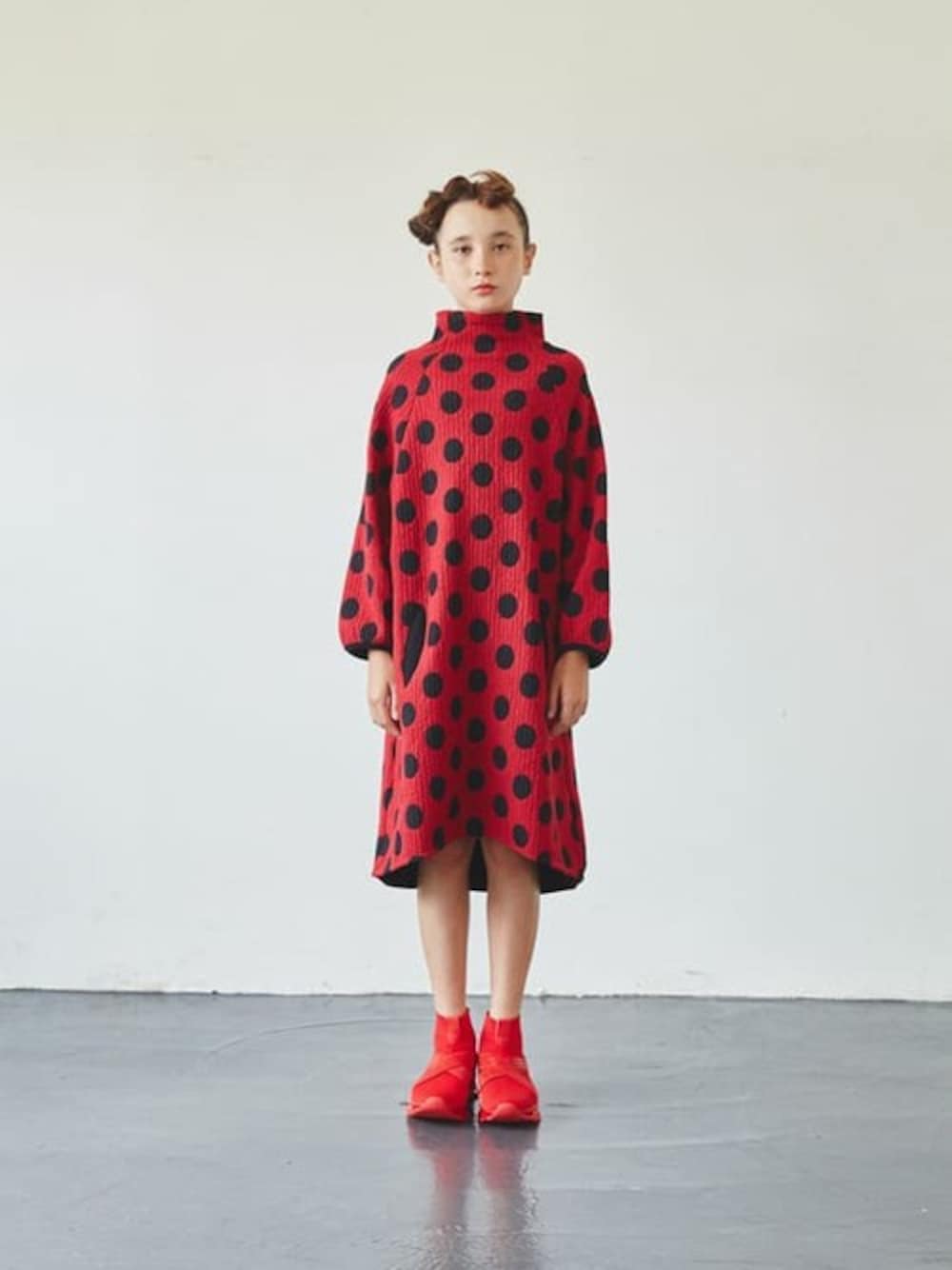 レッド系のドレスを着用したレディースの秋コーディネートの1枚目の写真