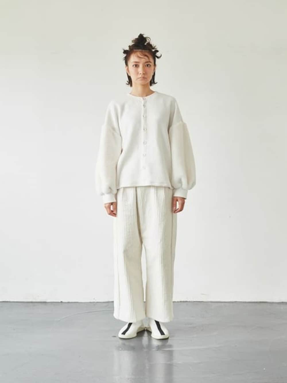 ホワイト系のカーディガン/ボレロ、ホワイト系のその他パンツを着用したレディースの秋コーディネートの1枚目の写真