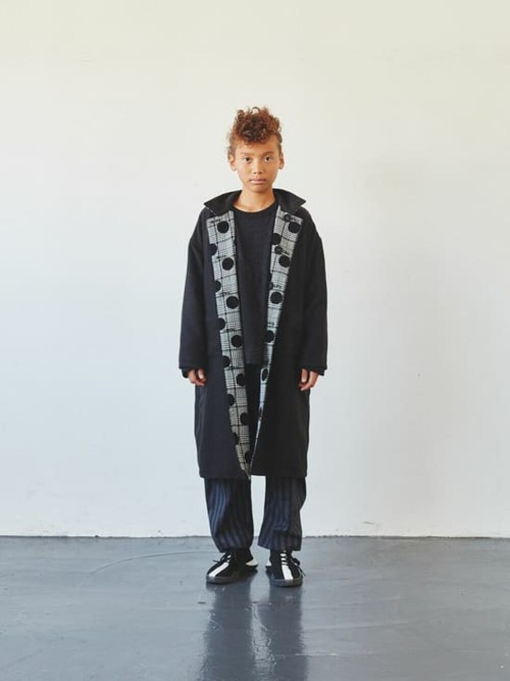 「ビッグシルエット、モノトーン、キッズコーデ、モード、冬、きれいめカジュアル、親子コーデ、秋、リンクコーデ、シミラールック 」｜「garcon la raisonのリバーシブルビッグロングコート（その他アウター、ブラック系）」を使った、garcon la raisonさん（キッズ・145cm）の秋コーディネートの1枚目の写真