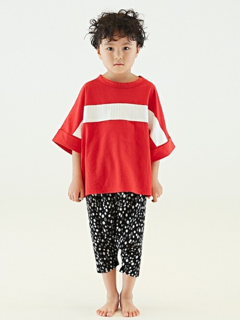 レッド系のTシャツ/カットソー、ブラック系のその他パンツを着用したキッズの夏コーディネートの1枚目の写真