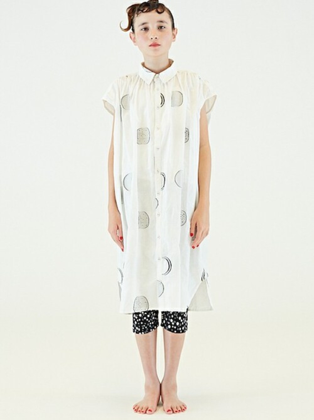 ホワイト系のワンピースを着用したレディースの秋コーディネートの1枚目の写真