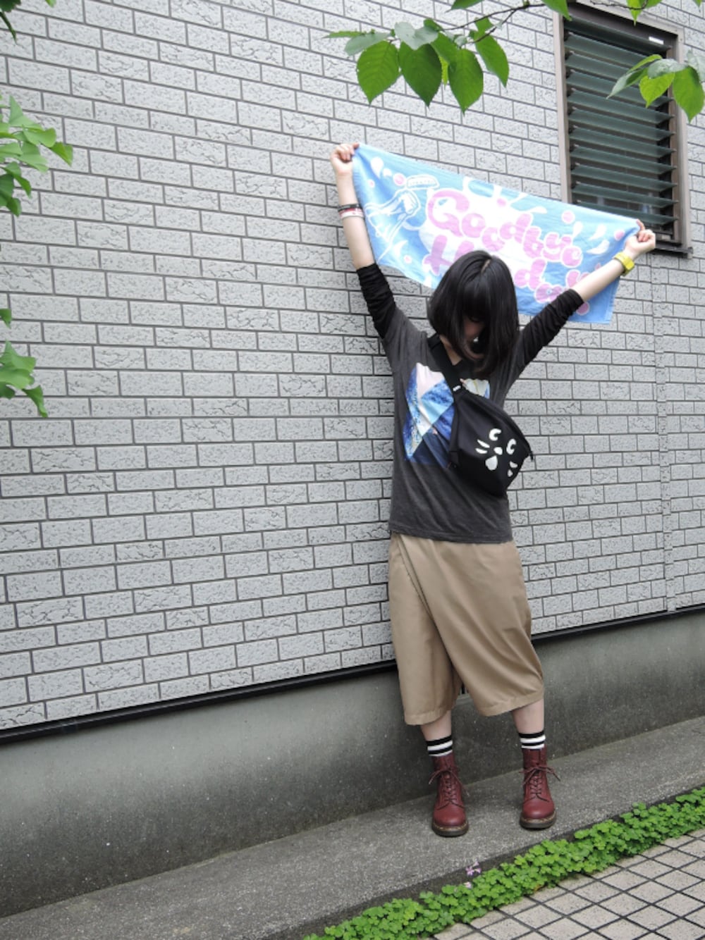 「Dr.Martens、しましま、サルエルパンツ、にゃー、ライブTシャツ、ライブ、ライブスタイル、Goodbye holiday」｜「Dr. Martensのアイテム（ブーツ、レッド系）」を使った、しぃｏさん（レディース・159cm）の春コーディネートの1枚目の写真