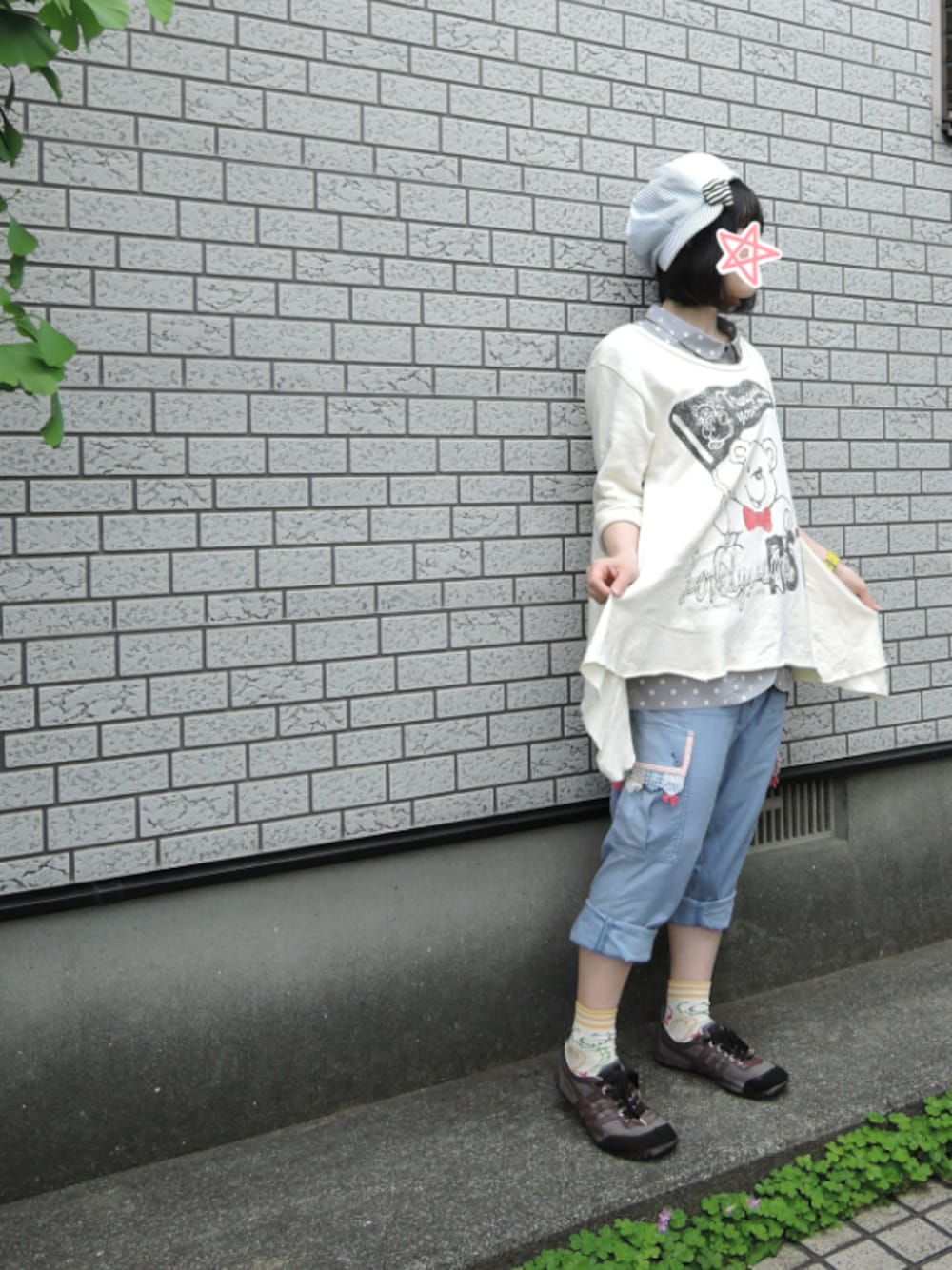 グレー系のシャツ/ブラウス、ホワイト系のスウェット、ブラック系のスニーカーを着用したレディースの春コーディネートの1枚目の写真