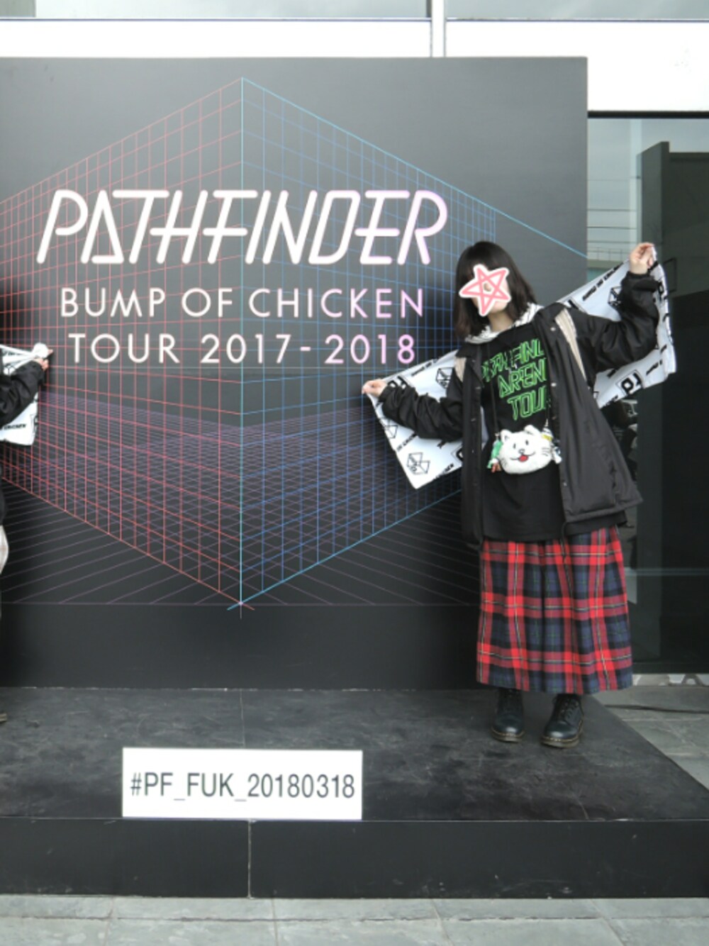 「BUMP OF CHICKEN、ビッグシルエット、コーチジャケット、PathFinder、ライブ、ライブTシャツ、赤チェック、ライブスタイル」｜「BUMP OF CHICKENのアイテム（Tシャツ/カットソー、ブラック系）」を使った、しぃｏさん（レディース・159cm）の春コーディネートの1枚目の写真