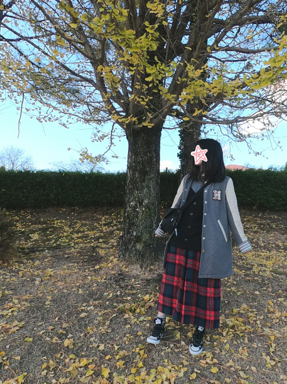 「チェック、スタジャン、にゃー、チェックパンツ、コンバース オールスター、ゆるコーデ」｜「FRAPBOISのガクタイミタイ（シャツ/ブラウス、グレー系）」を使った、しぃｏさん（レディース・159cm）の秋コーディネートの1枚目の写真