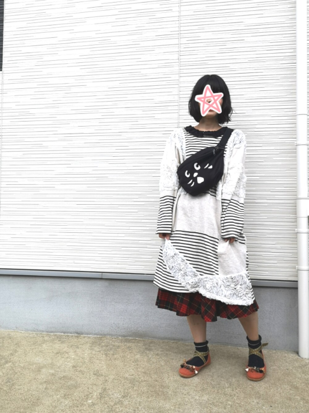「にゃー、パッチワーク、ボーダーワンピース、ゆるコーデ、ペタンコ靴」｜「CHILD WOMANのレース衿　パフスリーブ（Tシャツ/カットソー、ブラック系）」を使った、しぃｏさん（レディース・159cm）の夏コーディネートの1枚目の写真
