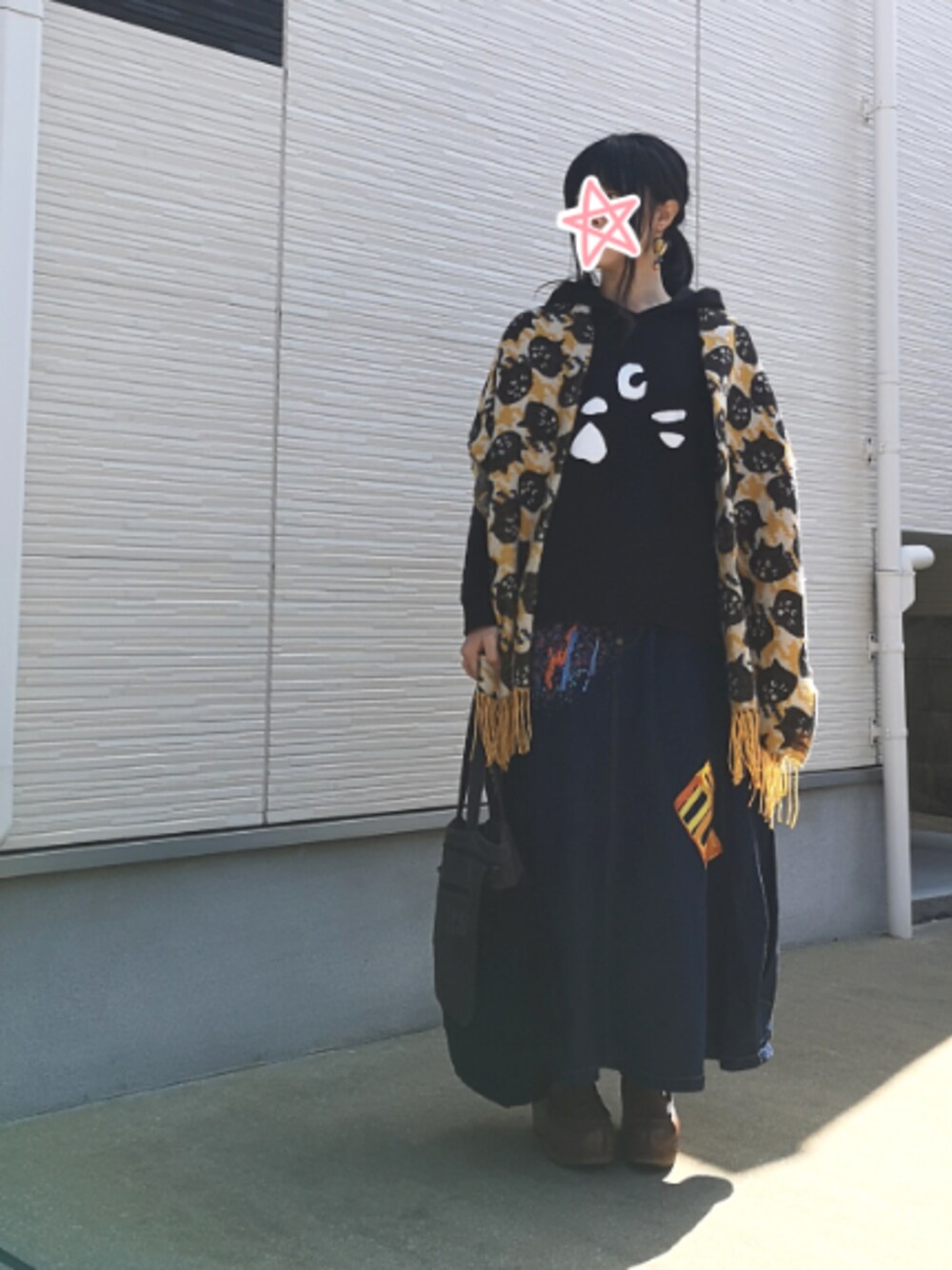 「デニム、デニムスカート、にゃー、ジャンパースカート、革靴、モカシン、ネコ、ゆるコーデ」｜「Handmadeのアイテム（イヤリング、イエロー系）」を使った、しぃｏさん（レディース・159cm）の冬コーディネートの1枚目の写真