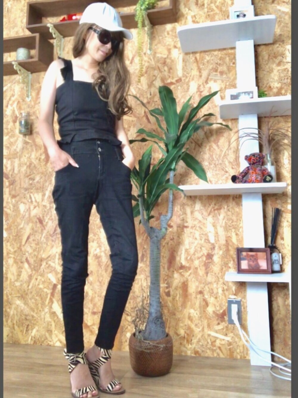 ブラック系のタンクトップ、ブラック系のデニムパンツ、その他のサンダルを着用したレディースの夏コーディネートの1枚目の写真