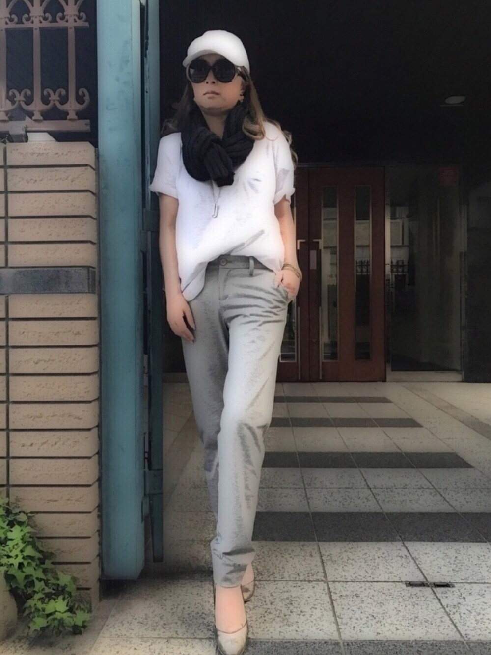 「春コーデ、シンプルコーデ、大人カジュアル、ゆるコーデ、ジョガーパンツ、白Tシャツ、キャップ、キャップコンテスト、夏だ！Tシャツ着よう！」｜「Maison Kitsuneのアイテム（キャップ、ホワイト系）」を使った、noah🐈さん（レディース・160cm）の春コーディネートの1枚目の写真