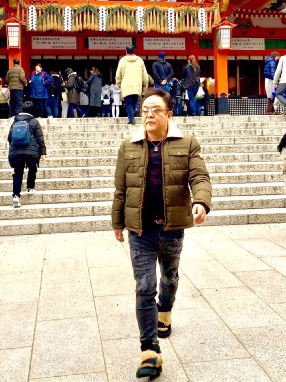 「初詣、伏見稲荷大社、カジュアル、冬、ZARA、guess、LouisVuitton、ムートンブーツ」｜「ZARAのアイテム（シューズ、ブラック系）」を使った、かつさん（メンズ・174cm）の冬コーディネートの1枚目の写真