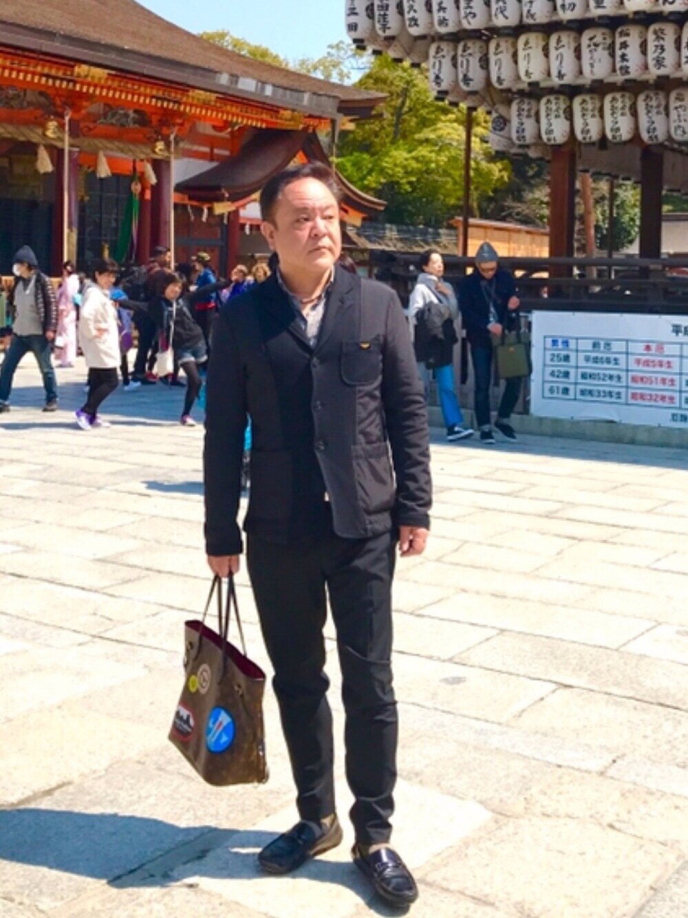 「ビジネスカジュアル、八坂神社、キメラ、サボり、armani jeans、LouisVuitton、PRADA」｜「LOUIS VUITTONのアイテム（トートバッグ、ゴールド系）」を使った、かつさん（メンズ・174cm）の春コーディネートの1枚目の写真