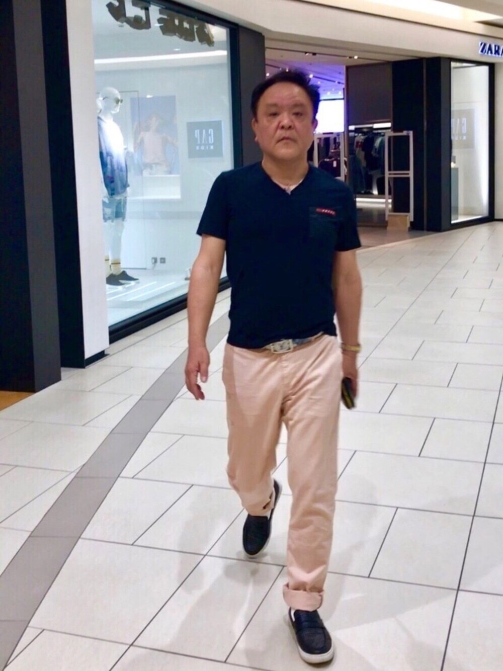 「ラフ、オトナカジュアル、ZARA、PRADA、LOUIS  VUITTON、くずはモール、ZARA前」｜「LOUIS VUITTONのチャームのみ購入ワイヤーネックレスに装着（ネックレス、シルバー系）」を使った、かつさん（メンズ・174cm）の夏コーディネートの1枚目の写真