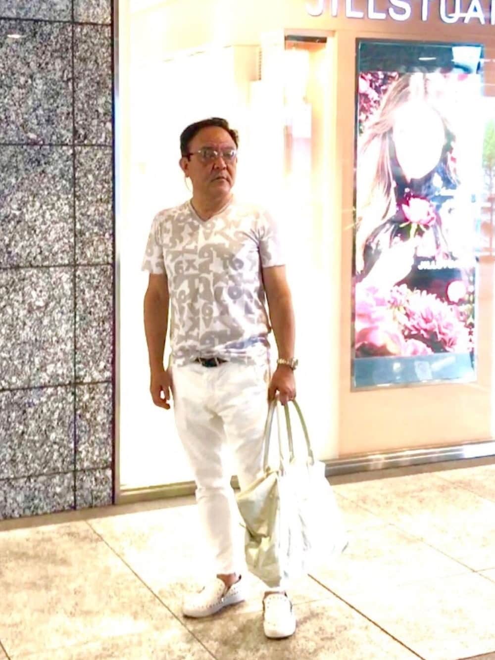「armaniexchange、LOUIS  VUITTON、UNIQLO、GUILD PRIME、ありがとうホワイトコーデフェス告知、オトナカジュアル、ホワイトコーデ」｜「ARMANI EXCHANGEの【AXアルマーニエクスチェンジ】レタープリント VネックTシャツ（Tシャツ/カットソー、ホワイト系）」を使った、かつさん（メンズ・174cm）の秋コーディネートの1枚目の写真