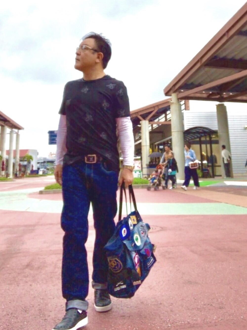 「カジュアルコーデ、あしびなーアウトレット、ぬーやるバーガー、Bershka、LOUIS  VUITTON、GU、DSQUARED2」｜「Bershkaのアイテム（Tシャツ/カットソー、ブラック系）」を使った、かつさん（メンズ・174cm）の冬コーディネートの1枚目の写真