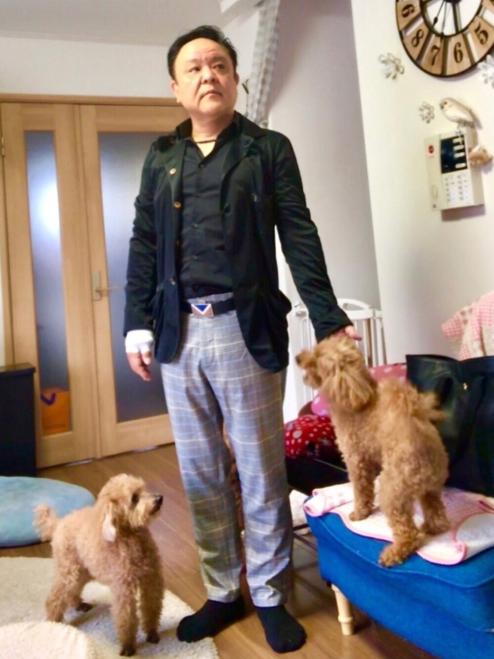 「ビジネスカジュアル、DIESEL(DIESEL)、FENDI、ZARA、SISLEY(SISLEY)、LOUIS  VUITTON、チョップ父、パンチ」｜「チョップ父のアイテム（福袋/福箱、ゴールド系）」を使った、かつさん（メンズ・174cm）の春コーディネートの1枚目の写真