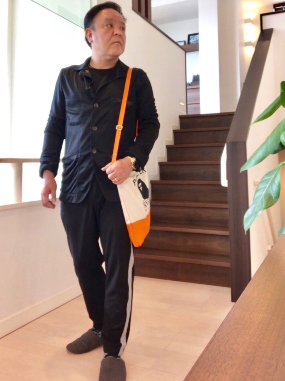 「カジュアルコーデ、大人カジュアル、黒、ディーゼル、ZARA、LOUIS  VUITTON、PORTER コラボ、ape、SISLEY(SISLEY)、ラインジョガーパンツ」｜「ZARAのアイテム（その他パンツ、ブラック系）」を使った、かつさん（メンズ・174cm）の春コーディネートの1枚目の写真