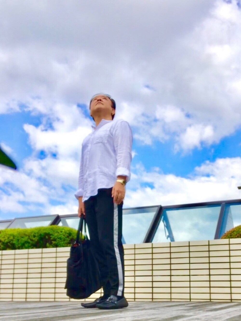 「シンプルスタイル、カジュアル、オトナカジュアル、キレイめ、きれいめカジュアル、H&M、ZARA、PORTER、LOUIS  VUITTON」｜「H&Mのアイテム（シャツ/ブラウス、ホワイト系）」を使った、かつさん（メンズ・174cm）の夏コーディネートの1枚目の写真