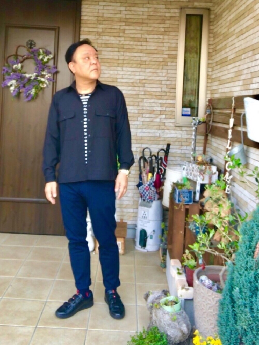 「オトナカジュアル、シンプル、journal standard、united arrows、UNIQLO、PRADA、きれいめカジュアル」｜「JOURNAL STANDARDのアイテム（その他アウター、ブラック系）」を使った、かつさん（メンズ・174cm）の秋コーディネートの1枚目の写真