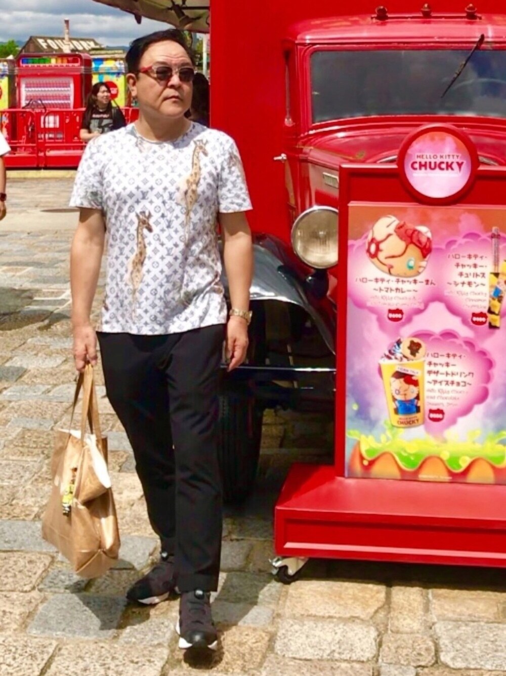 「秋服準備はじめました、暑いし脱いだ、カジュアル、reebok、LOUIS  VUITTON、AZUL by moussy、colour by NUMBERS」｜「LOUIS VUITTONのアイテム（Tシャツ/カットソー、ホワイト系）」を使った、かつさん（メンズ・174cm）の秋コーディネートの1枚目の写真