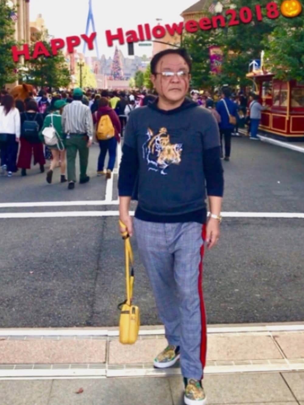 「USJコーデ、ZARA、guess、Bershka、GUCCI、サングラス、HAPPY halloween2018」｜「GUCCIの寅（スリッポン、ベージュ系）」を使った、かつさん（メンズ・174cm）の秋コーディネートの1枚目の写真