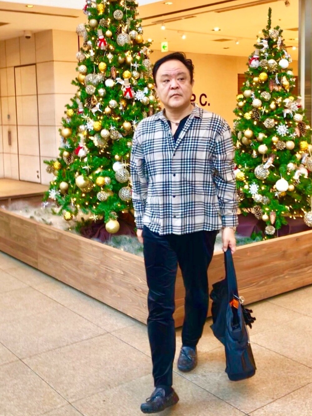 「2018マイベストコーデ、大人カジュアル、クリスマス、armaniexchange、オーバーサイズ、ciaopanic、ユニクロ、LOUIS  VUITTON」｜「LOUIS VUITTONのアイテム（その他シューズ、ブラック系）」を使った、かつさん（メンズ・174cm）の冬コーディネートの1枚目の写真