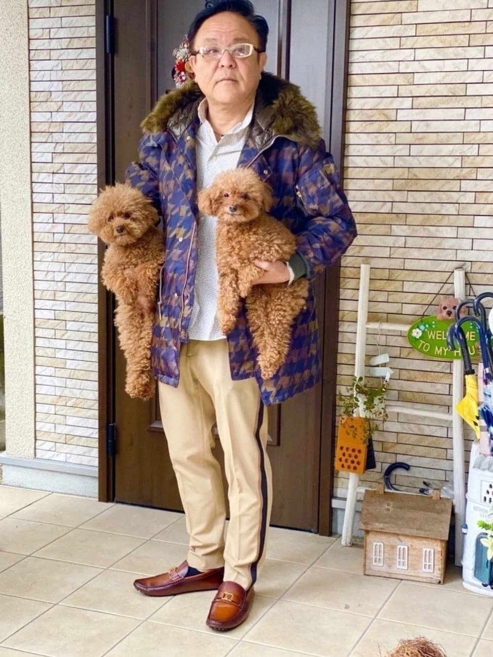 「謹賀新年、今年もよろしくお願いします、わんこ、Paul Smith、ZARA、LouisVuitton」｜「Paul Smithのアイテム（ダウンジャケット/コート、ゴールド系）」を使った、かつさん（メンズ・174cm）の冬コーディネートの1枚目の写真