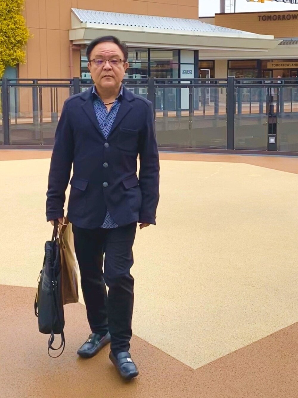 「春、ビジネスカジュアル、ユニクロ、armani jeans、ZARA、LouisVuitton、黒スキニー、竜王アウトレット」｜「ZARAのアイテム（シャツ/ブラウス、ブルー系）」を使った、かつさん（メンズ・174cm）の春コーディネートの1枚目の写真