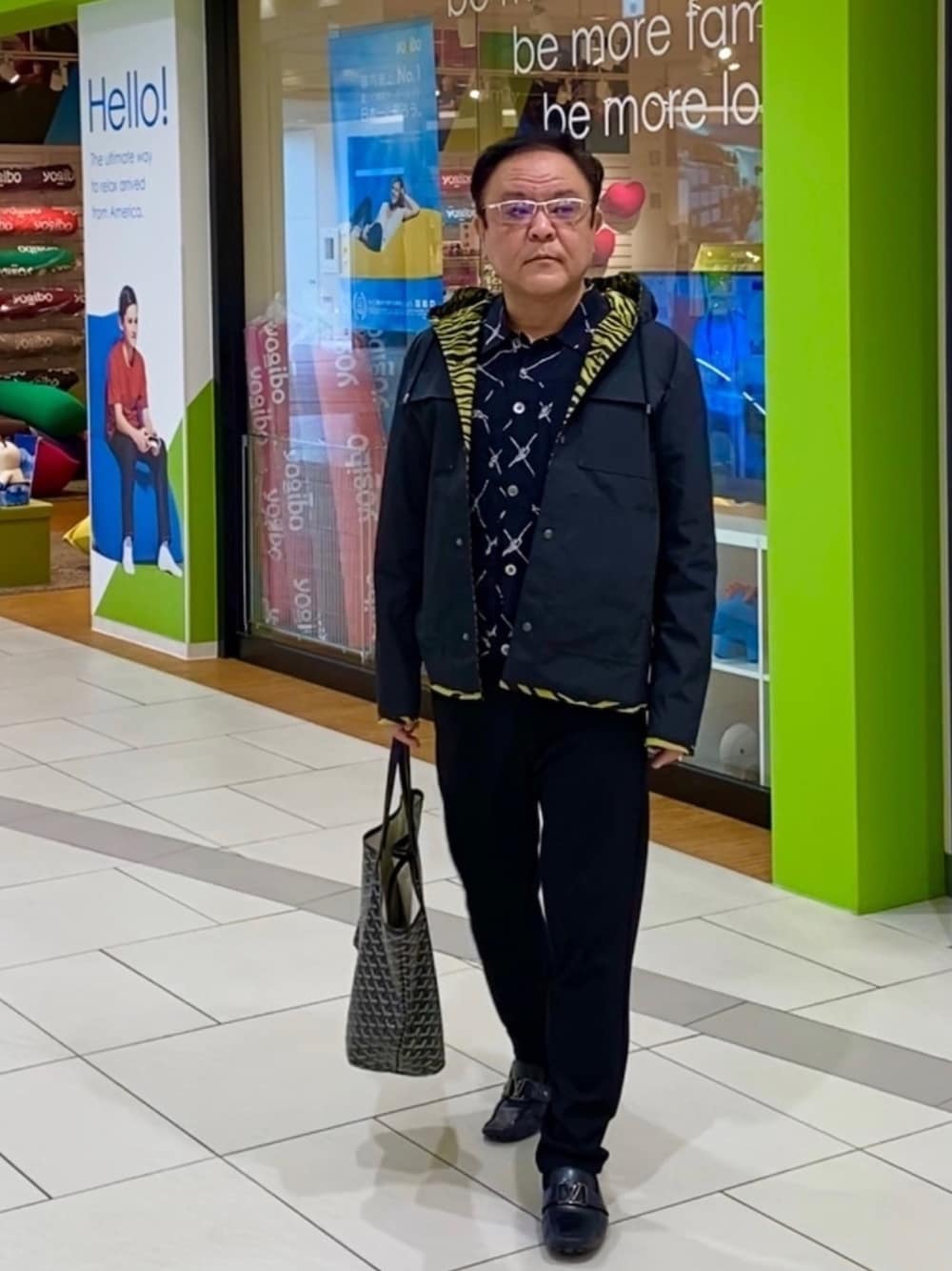「カジュアルコーデ、オトナカジュアル、Restricted、LouisVuitton、BOTTEGA VENETA、goyard、Paul Smith」｜「BOTTEGA VENETAの裏地アニマルゼブラ（ナイロンジャケット、ブラック系）」を使った、かつさん（メンズ・174cm）の春コーディネートの1枚目の写真