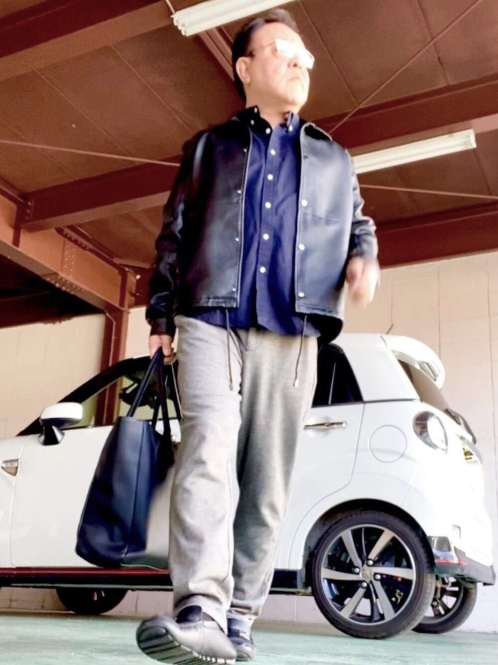 「大人カジュアル、ビジネスカジュアル、革靴、イージーパンツ、BARK MANHATTAN、LouisVuitton、ZARA、INHERIT」｜「INHERITのアイテム（シャツ/ブラウス、ブラック系）」を使った、かつさん（メンズ・174cm）の春コーディネートの1枚目の写真