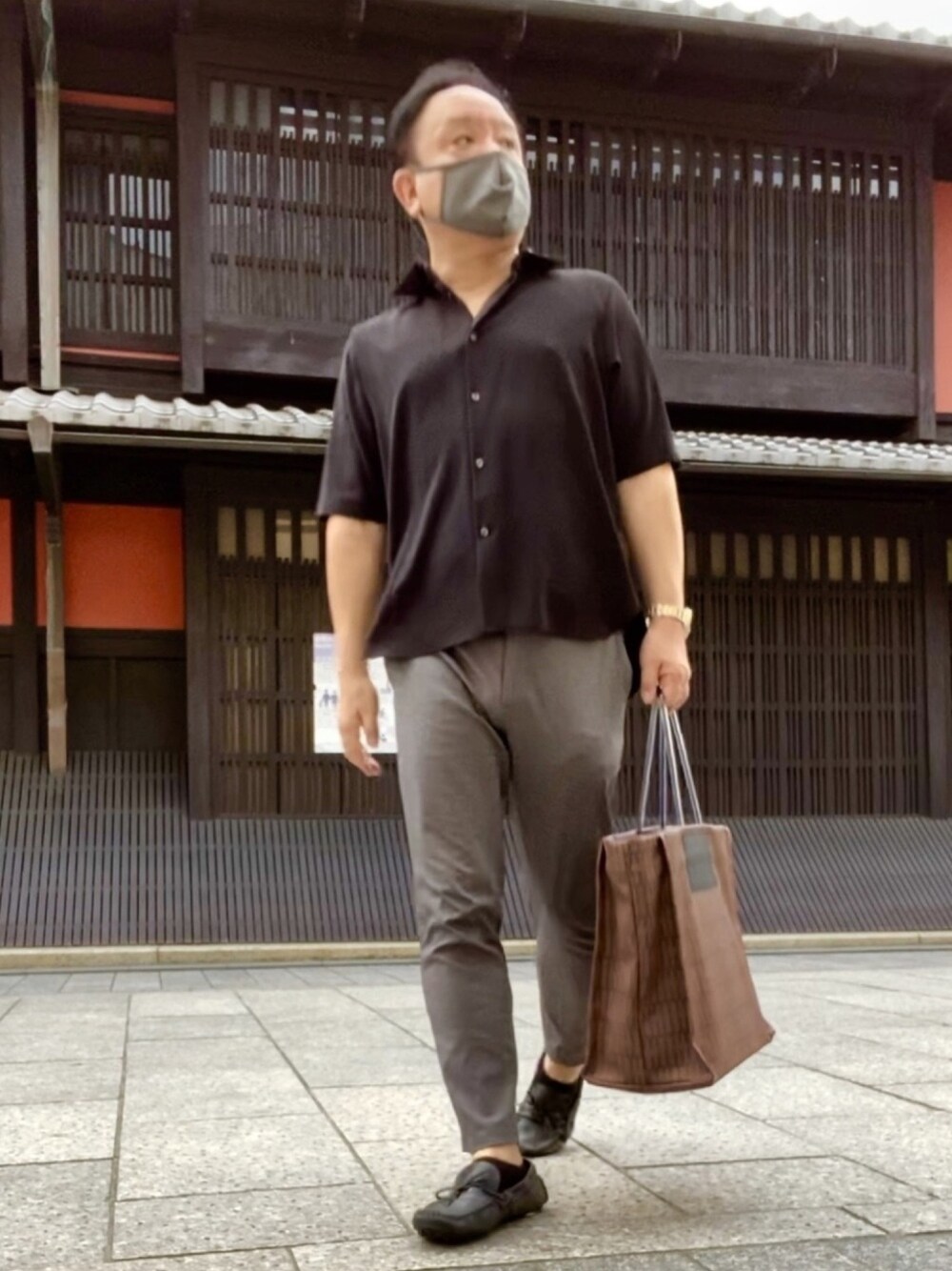 「夏、きれいめカジュアル、花見小路、Lui's、UNIQLO、LouisVuitton、iTTi」｜「Lui'sのNEW 半袖クレリックシャツ（シャツ/ブラウス、ブラック系）」を使った、かつさん（メンズ・174cm）の夏コーディネートの1枚目の写真