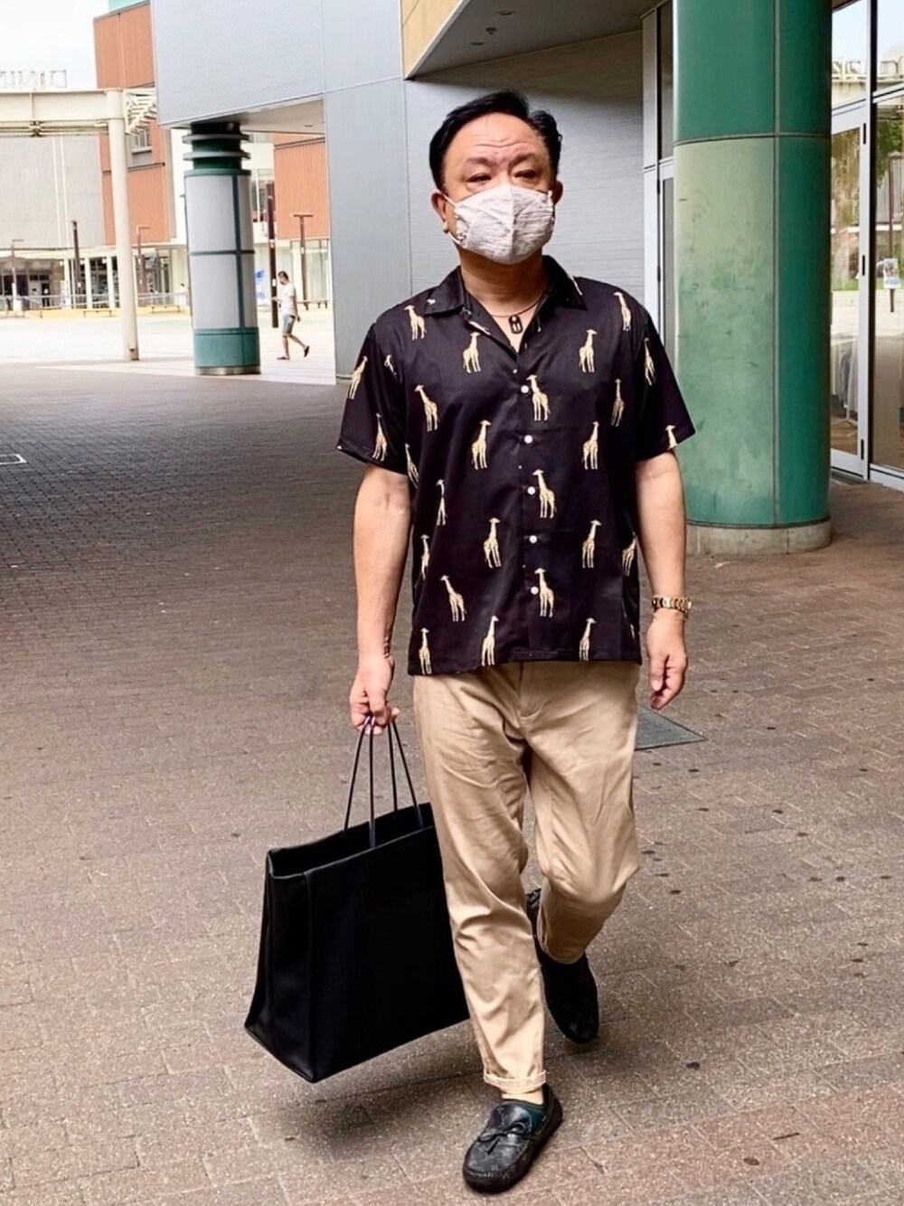 「夏コーデ、キリン柄、RCVO、UNIQLO、iTTi、LouisVuitton」｜「RCVOのアイテム（シャツ/ブラウス、ブラック系）」を使った、かつさん（メンズ・174cm）の夏コーディネートの1枚目の写真