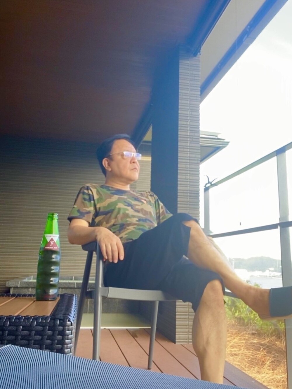 「休日スタイル、リラックススタイル、ゆるコーデ、夏、UNIQLO、guess、ラフ」｜「GuessのCAMO REFLECTIVE-TAPE TEE（Tシャツ/カットソー、グリーン系）」を使った、かつさん（メンズ・174cm）の夏コーディネートの1枚目の写真