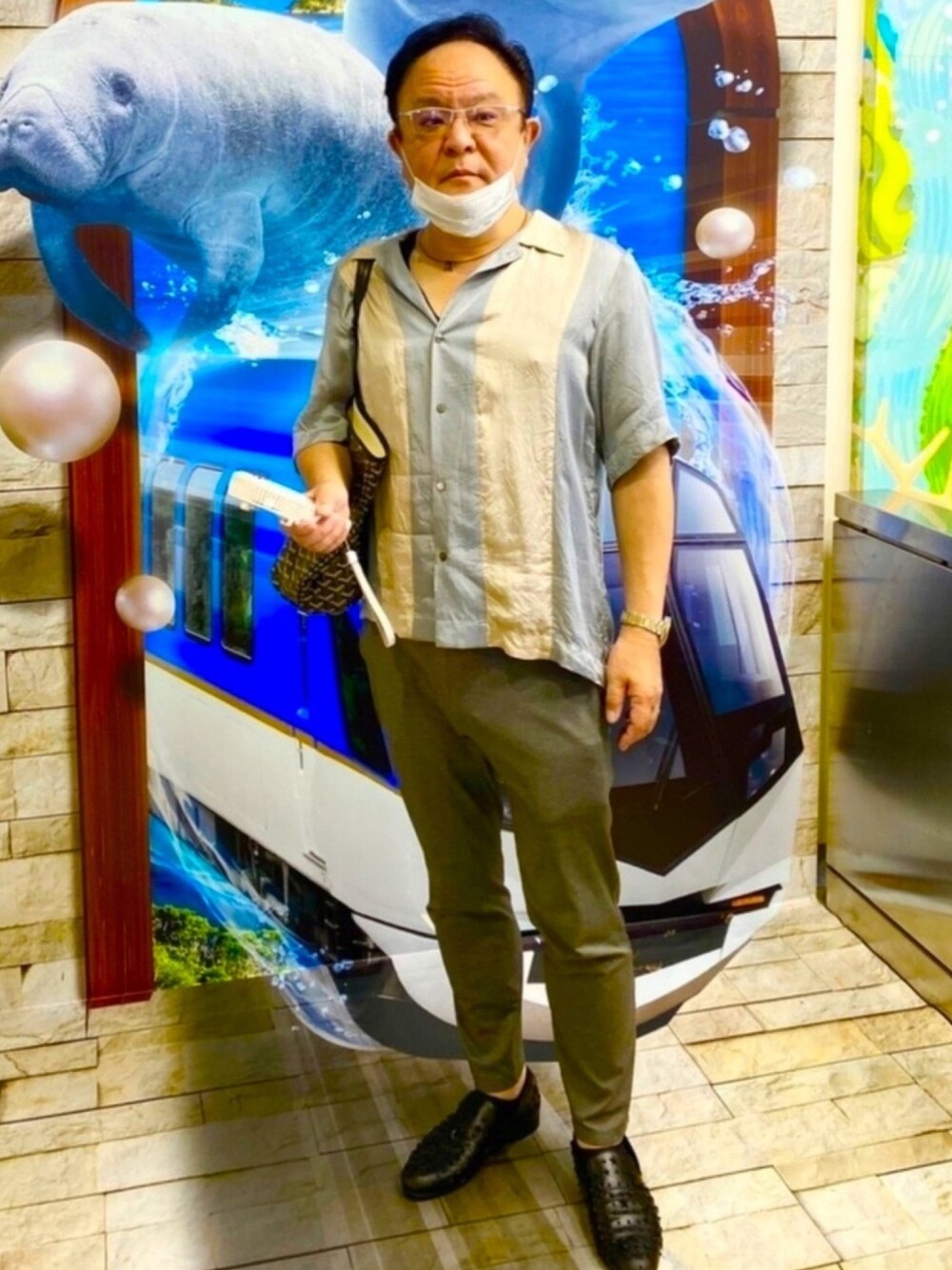 「KINDAGARDEN、UNIQLO、Jimmy Choo、カジュアルコーデ、大人カジュアル、キレイめ」｜「KINDAGARDENのアイテム（シャツ/ブラウス、シルバー系）」を使った、かつさん（メンズ・174cm）の夏コーディネートの1枚目の写真