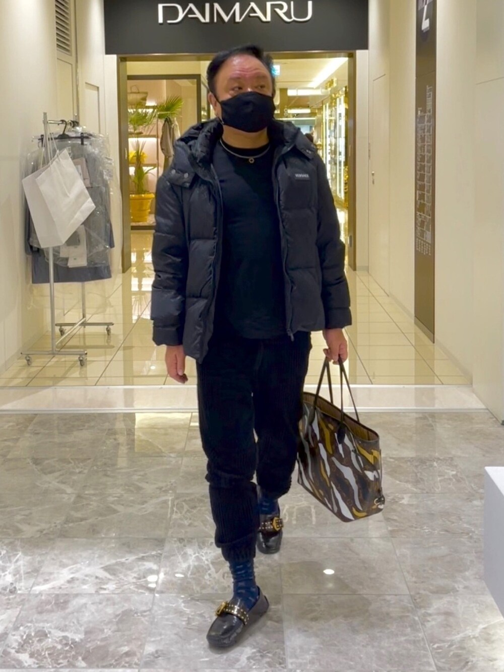 「休日スタイル、DIESEL(DIESEL)、versace、MONO-MART、LouisVuitton」｜「MONO-MARTのスリムテーパード ストレッチ チノパンツ（チノパンツ、ブラック系）」を使った、かつさん（メンズ・174cm）の冬コーディネートの1枚目の写真