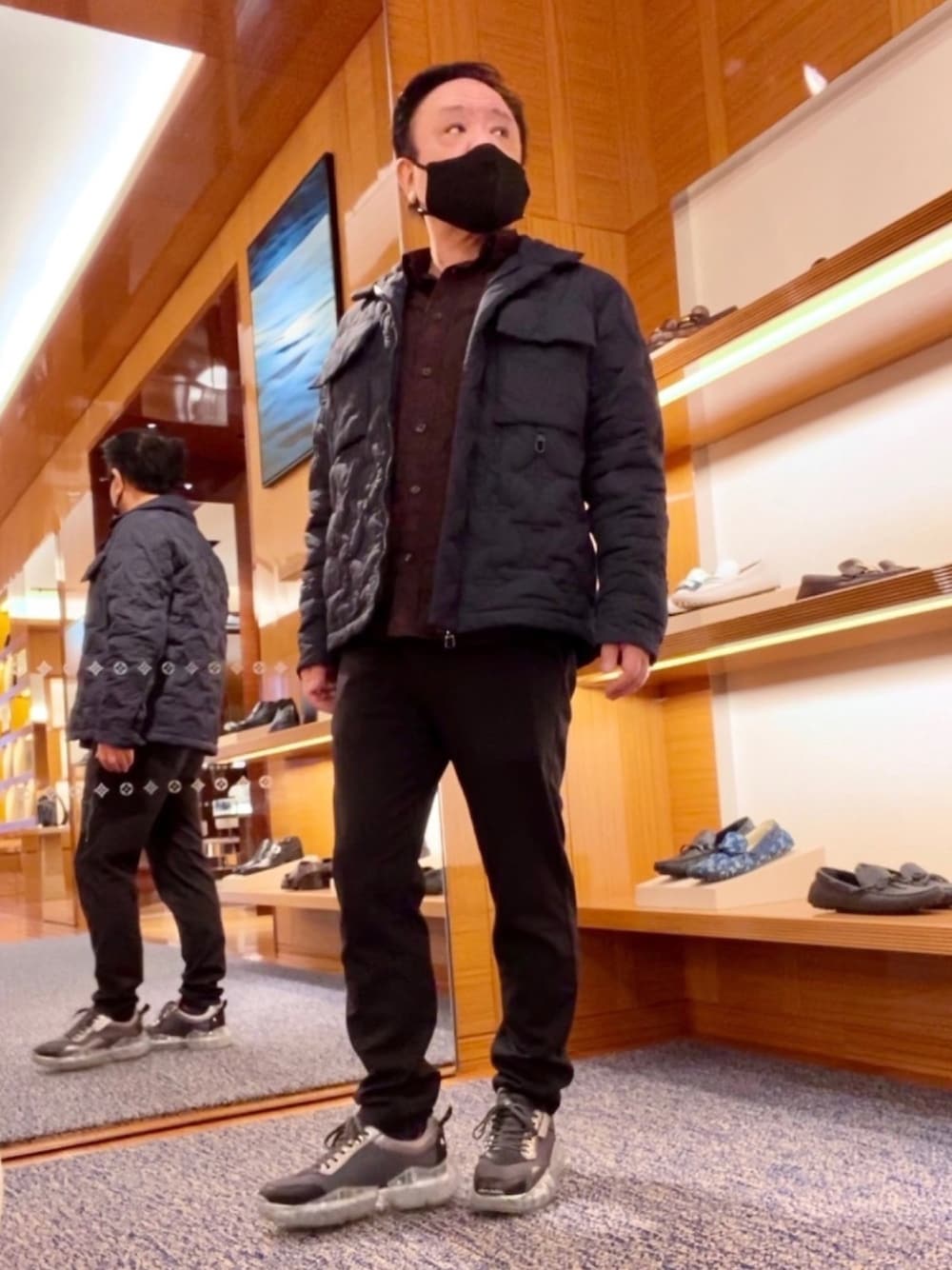 「大人カジュアル、ダウンジャケット、LOUIS  VUITTON、休日コーデ、Jimmy Choo、nano・universe、ZARA、私の推しブランド」｜「ZARAのアイテム（シャツ/ブラウス、レッド系）」を使った、かつさん（メンズ・174cm）の冬コーディネートの1枚目の写真