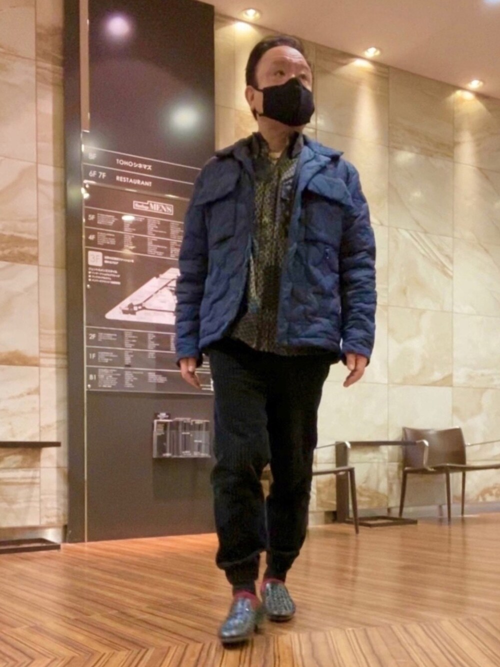 「休日スタイル、LOUIS  VUITTON、Jimmy Choo、ユニクロ、私の推しブランド、大人カジュアル」｜「LOUIS VUITTONのアイテム（ダウンジャケット/コート、ブラック系）」を使った、かつさん（メンズ・174cm）の冬コーディネートの1枚目の写真