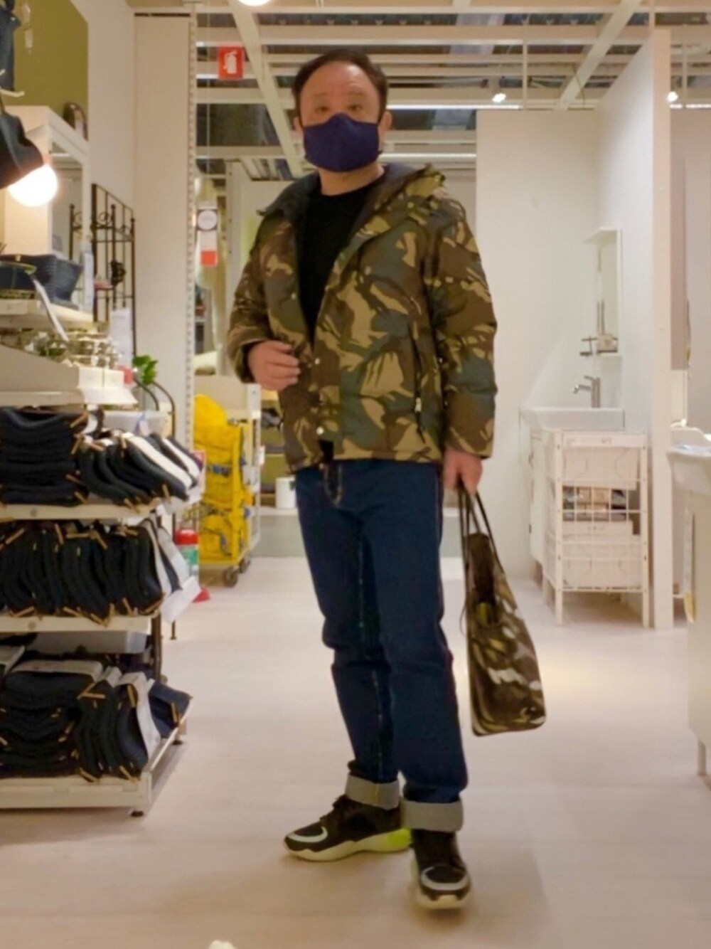 「休日スタイル、今日のコーデ、jarnal standard、lucien pellat-finet、DSQUARED2、FENDI、LOUIS  VUITTON」｜「FENDIのアイテム（スニーカー、ブラック系）」を使った、かつさん（メンズ・174cm）の冬コーディネートの1枚目の写真