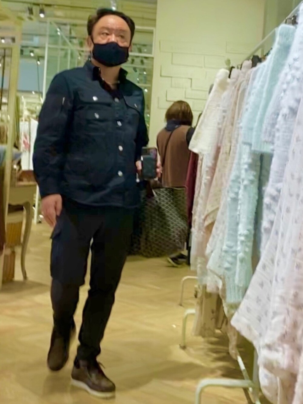 「カジュアルコーデ、カーゴパンツ、BEAMS、DIESEL、LOUIS  VUITTON」｜「DIESELのメンズ ナイロン 切り替え コットンツイル シャツ（シャツ/ブラウス、ブラック系）」を使った、かつさん（メンズ・174cm）の春コーディネートの1枚目の写真