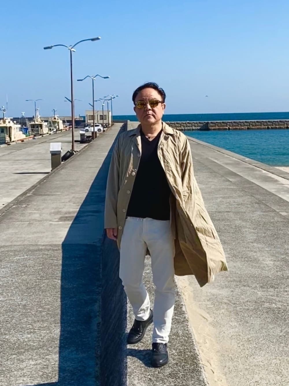 「休日コーデ、ciaopanic、DSQUARED2、FENDI、ユニクロ」｜「CIAOPANICのナイロンタフタビッグシルエットコート/スプリングコート（ステンカラーコート、ベージュ系）」を使った、かつさん（メンズ・174cm）の春コーディネートの1枚目の写真