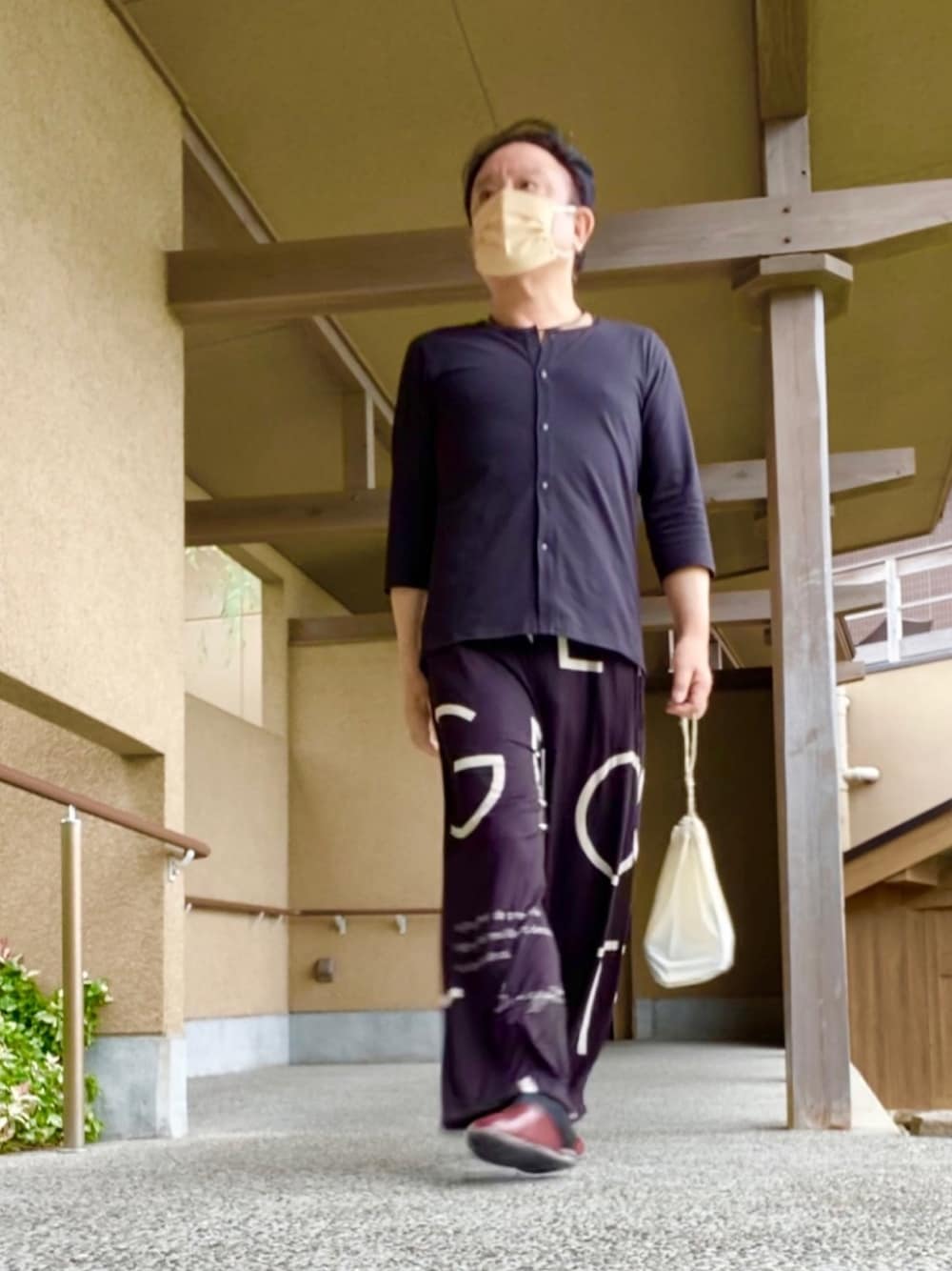 「休日スタイル、ジェラート　ピケ(gelato pique)、UNIQLO、スリッパ」｜「UNIQLOのアイテム（ルームウェア、ブラック系）」を使った、かつさん（メンズ・174cm）の夏コーディネートの1枚目の写真