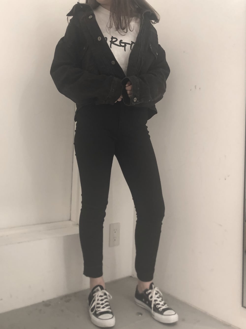 「モノトーン、黒スキニー、converse、デニムジャケット」｜「MURUAのJET BLACK SKINNY（ストレッチスキニーパンツ）（デニムパンツ、ブラック系）」を使った、リョナさん（レディース・161cm）の秋コーディネートの1枚目の写真