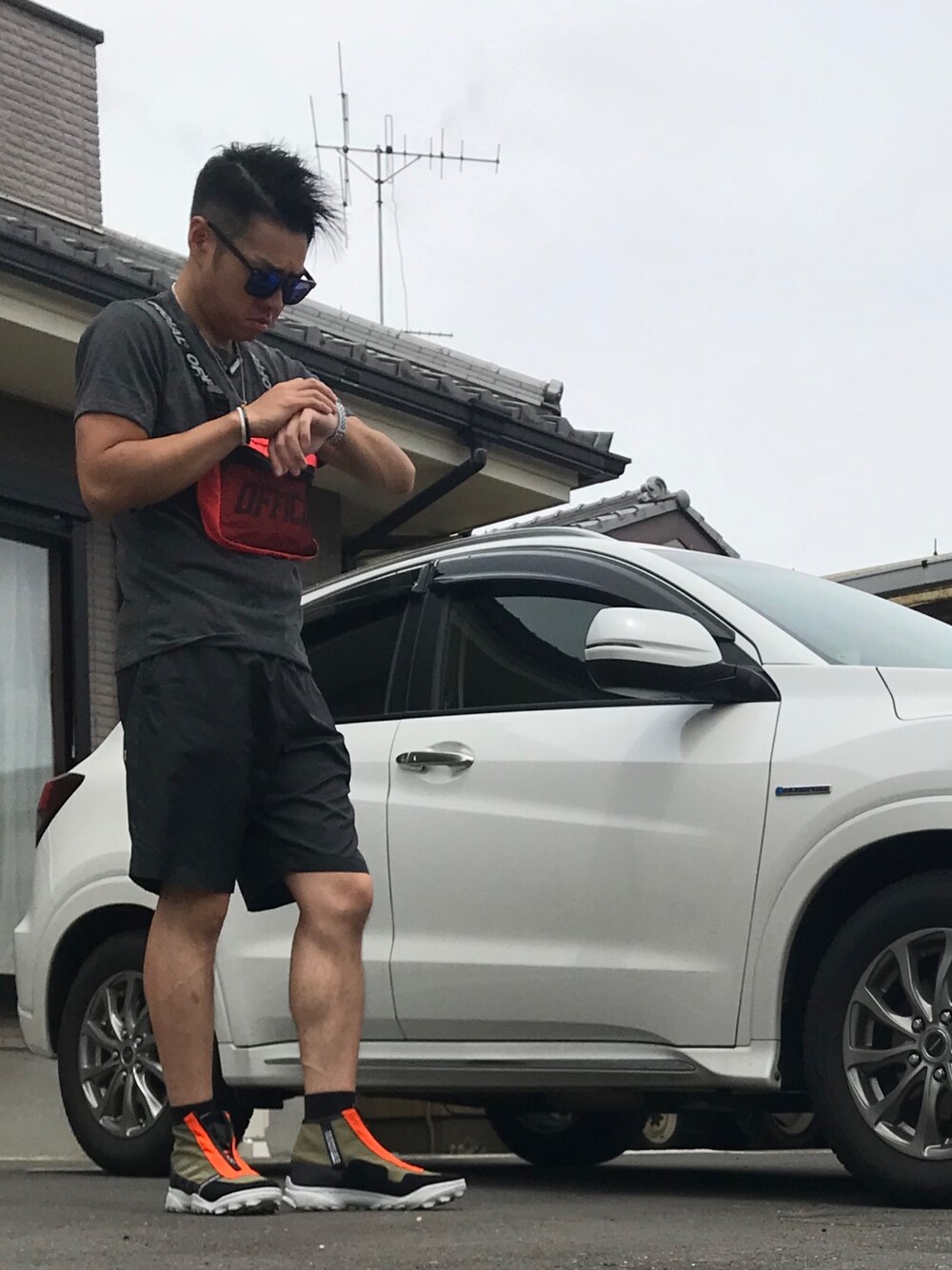 「シンプル、夏コーデ、Tシャツ」｜「NIKEのNIKE AS M NSW SHORT HYBRID FRNCHSE【SP】（その他パンツ、ブラック系）」を使った、SHINYAさん（メンズ・183cm）の春コーディネートの1枚目の写真