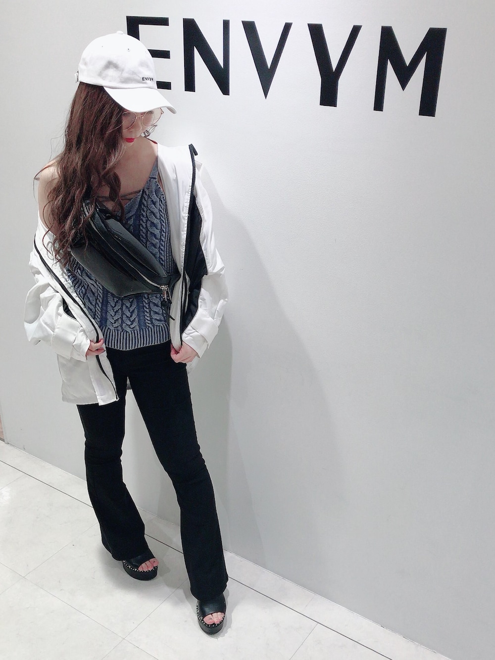 「ENVYM、envym_staff、ENVYMコーデ、ストリート、春コーデ」｜「ENVYMのオーバーマウンテンＰＫ（マウンテンパーカー、ホワイト系）」を使った、ENVYM_ERIKAさん（レディース・160cm）の春コーディネートの1枚目の写真