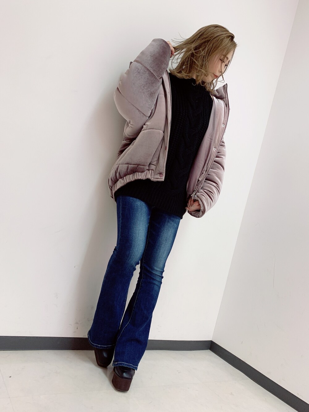 パープル系のその他アウター、ブルー系のデニムパンツ、ブラック系のニット/セーターを着用したレディースの秋コーディネートの1枚目の写真